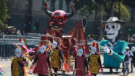 El Desfile Internacional de la Moda de Ho Chi Minh 2019: Una Explosión de Color y Cultura Vietnamita en Honor a las Artesanía Tradicional